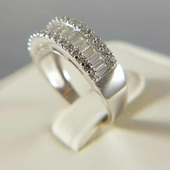 14k Solid White Gold Wedding Band Ring. Absolutely stunning. Stones are QZ - Picture 5 of 8